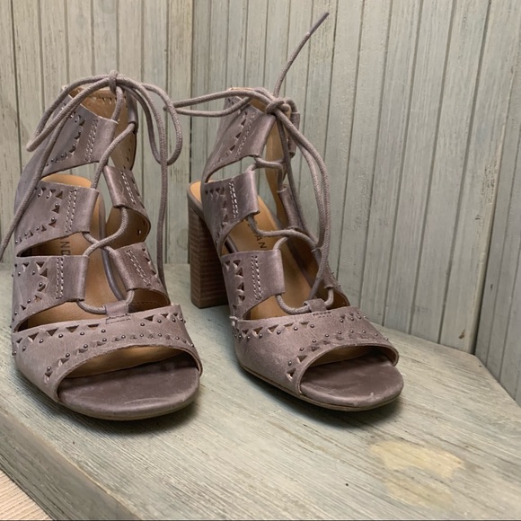 Lucky Brand Perforated Leather Block Heel 6M - Picture 3 of 11